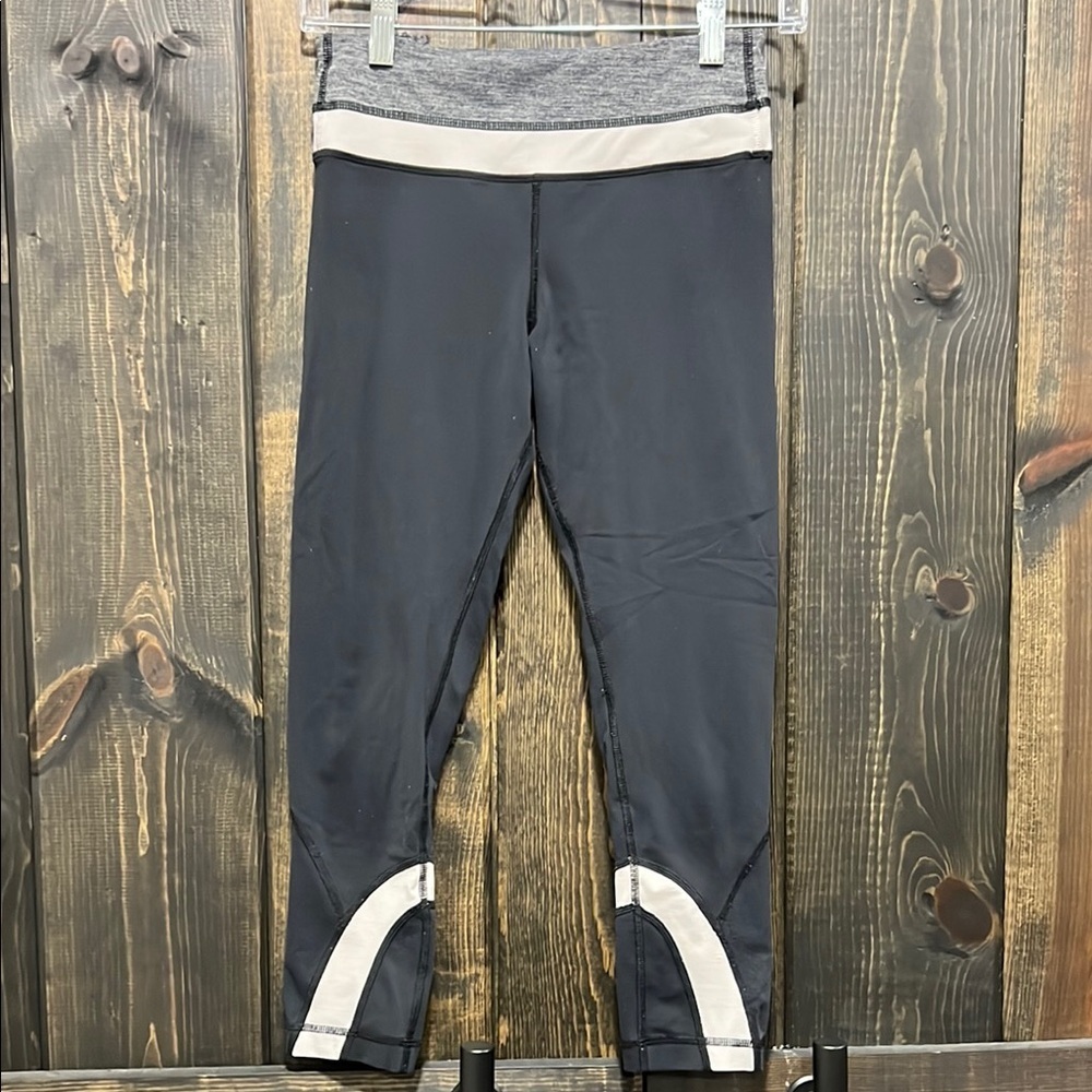 Lululemon‎ Cropped Leggings 4 Black Grey Logo Zipper Pocket Activewear Stretch